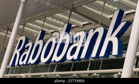 Rabobank-Logo am Eingang des Hauptquartiergebäudes. Stockfoto