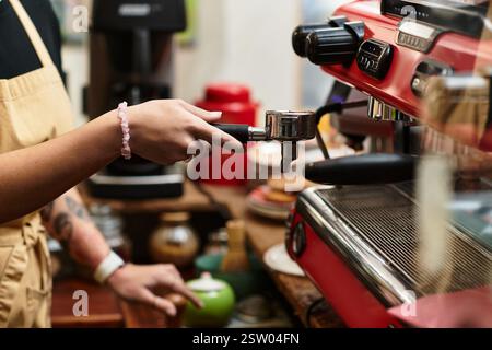 Ein erfahrener Barista kreiert in einem lebhaften Café mit Wärme ein köstliches Kaffeegetränk. Stockfoto