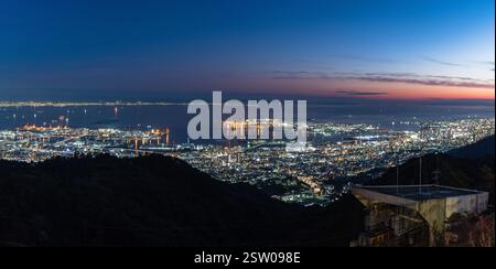 Ein atemberaubender nächtlicher Blick auf Kobe City, Rokko Island und Port Island, wunderschön beleuchtet, aus Sicht des Rokkoyama Tenrandai in Kobe City, Hyogo, Stockfoto
