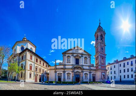 Panorama der Fassaden der Kirche San Bernardino alle Ossa und der Basilika Santo Stefano Maggiore in Mailand, Italien Stockfoto