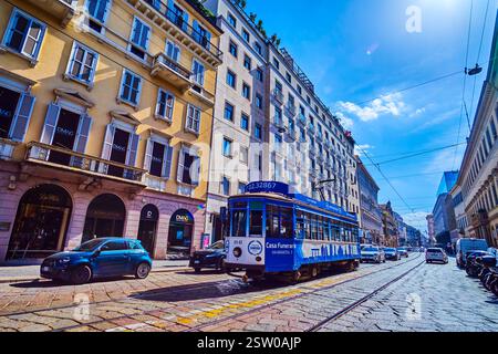 MAILAND, ITALIEN - 11. APRIL 2022: Klassische Straßenbahnfahrten entlang der Via Alessandro Manzoni, am 8. April in Mailand, Italien Stockfoto