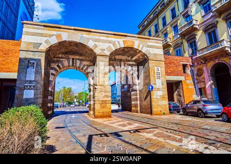 Innenfassade des mittelalterlichen Porta Nuova Tores an der Via Alessandro Manzoni in Mailand, Italien. Stockfoto