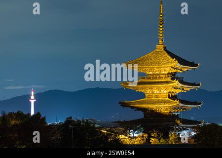 Yasaka-Turm, die fünfstöckige Pagode und nächtlicher Blick auf den beleuchteten Hokan-JI-Tempel in Kyoto-Stadt, Präfektur Kyoto, Japan Stockfoto