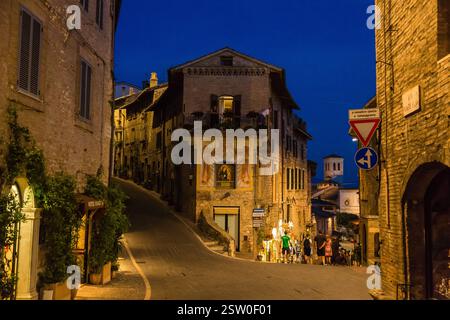 Das nächtliche Stadtbild von Assisi, Italien Stockfoto