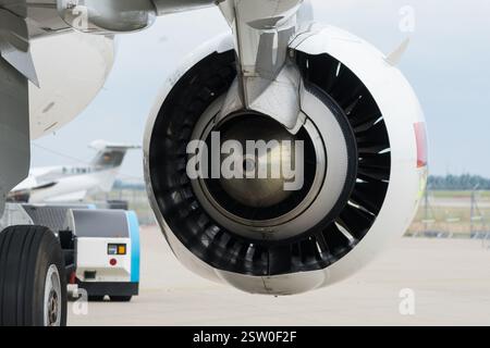 Triebwerk eines Passagierflugzeugs, Nahaufnahme. Stockfoto
