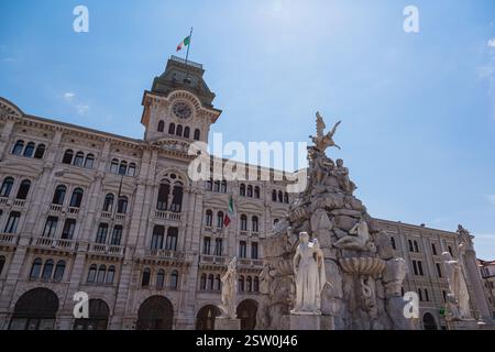 Rathaus und Springbrunnen der vier Kontinente auf der Piazzale der italienischen Einheit in Triest, Italien Stockfoto