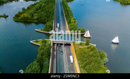 Veluwemeer Aqueduct: Wo Straße Auf Wasser Trifft Stockfoto