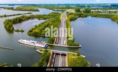 Veluwemeer Aquädukt: Wo Straße und Wasser aufeinander treffen Stockfoto