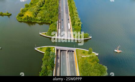 Veluwemeer Aquädukt: Highway Over Water Stockfoto