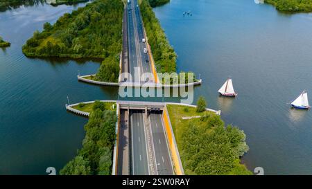 Veluwemeer Aquädukt: Ein niederländischer Highway über Wasser Stockfoto