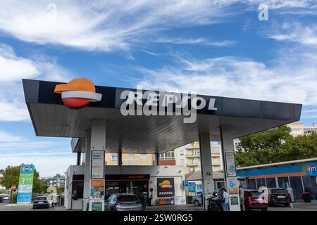 Repsol-Tankstelle. Repsol ist ein globaler Multi-Energie-Anbieter. Repsol ist ein spanisches Öl- und Gasunternehmen und Tankstellenkette. Stockfoto