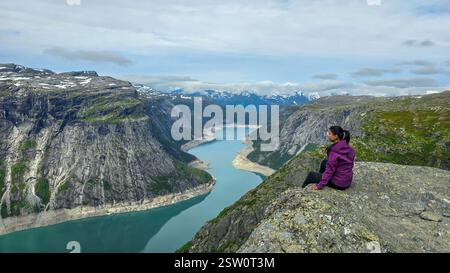 Majestätischer Blick über die norwegischen Fjorde bei Dawn, Trolltunga, Norwegen Stockfoto