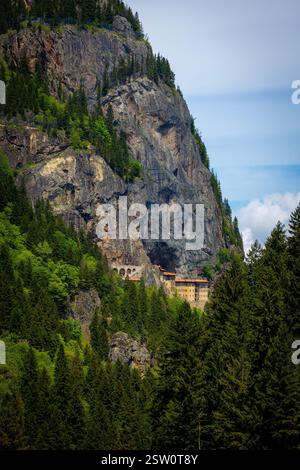 Das Sumela-Kloster (türkisch Sümela Manastırı) ist ein griechisch-orthodoxes Kloster im Bezirk Maka der Provinz Trabzon in der heutigen Türkei. Stockfoto
