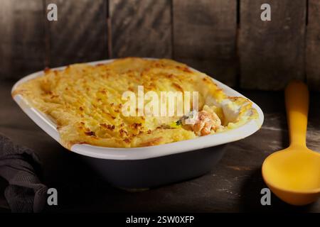 Fischkuchen in einer rustikalen Umgebung. Stockfoto