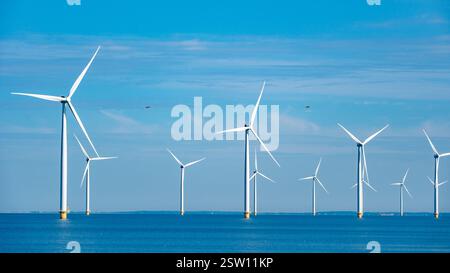 Majestätische Windturbinen, die erneuerbare Energie vor der Küste der Niederlande erzeugen Stockfoto