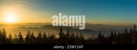 Sonnenuntergang und Wolkenmeer von der Fuji Subaru Linie in der Präfektur Yamanashi, Japan Stockfoto