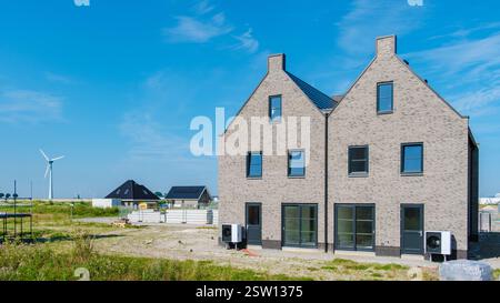 Installation moderner Luftquellen-Wärmepumpen bei umweltfreundlicher Wohnsiedlung Stockfoto