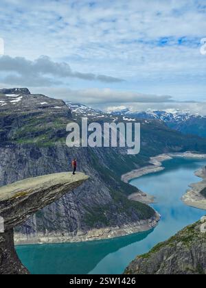 Majestätisches Trolltunga mit Blick auf Norwegens atemberaubende Fjorde bei Dawn Stockfoto