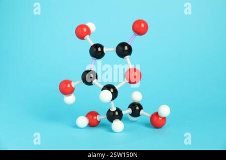 Molekül von Vitamin C auf hellblauem Hintergrund. Chemisches Modell Stockfoto