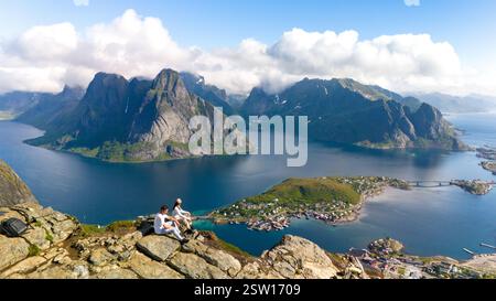 Atemberaubender Blick auf die Lofoten-Inseln vom Mountain Peak an einem sonnigen Tag, Reinebringen Lofoten Norwegen Stockfoto