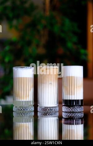 Dreilagige Eiskaffee-Drinks in eleganten Gläsern Stockfoto