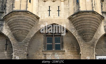 Architektonisches Merkmal im gotischen Stil des Papstpalais in Avignon, Frankreich Stockfoto