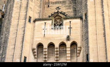 Architektonisches Merkmal im gotischen Stil des Papstpalais in Avignon, Frankreich Stockfoto