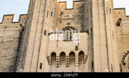 Architektonisches Merkmal im gotischen Stil des Papstpalais in Avignon, Frankreich Stockfoto