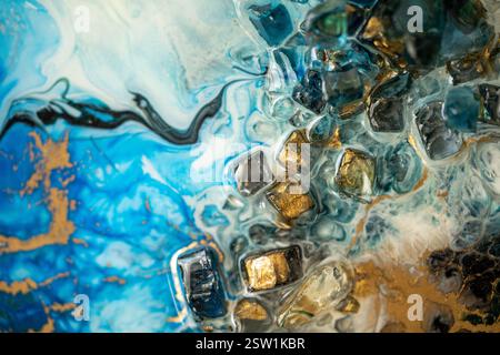 Nahaufnahme von Epoxidharz mit natürlichen Mineralien, Kristallen und Steinen, Malen von Geoden, die Farben mischen. Stockfoto