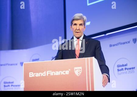 London, Großbritannien. Februar 2025. John Kerry - ehemaliger US-Außenminister/68. US-Außenminister spricht auf dem Global Soft Power Summit 2025 im QEII Centre. Quelle: Justin Ng/Alamy Live News. Stockfoto