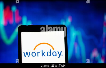 Dhaka, Bangladesch- 06. August 2024: Das Workday-Logo wird auf dem Smartphone angezeigt. Workday ist ein cloudbasiertes Softwareunternehmen, das fina anbietet Stockfoto