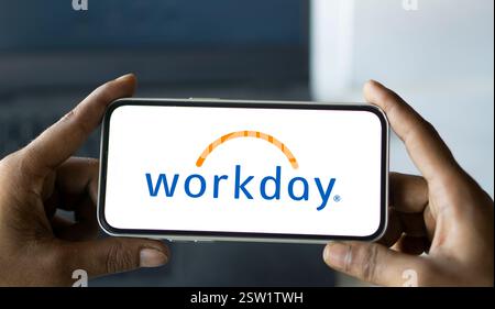 Dhaka, Bangladesch- 06. August 2024: Das Workday-Logo wird auf dem Smartphone angezeigt. Workday ist ein cloudbasiertes Softwareunternehmen, das fina anbietet Stockfoto