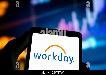 Dhaka, Bangladesch- 06. August 2024: Das Workday-Logo wird auf dem Smartphone angezeigt. Workday ist ein cloudbasiertes Softwareunternehmen, das fina anbietet Stockfoto