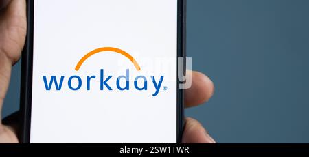 Dhaka, Bangladesch- 06. August 2024: Das Workday-Logo wird auf dem Smartphone angezeigt. Workday ist ein cloudbasiertes Softwareunternehmen, das fina anbietet Stockfoto
