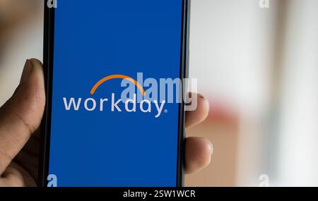 Dhaka, Bangladesch- 06. August 2024: Das Workday-Logo wird auf dem Smartphone angezeigt. Workday ist ein cloudbasiertes Softwareunternehmen, das fina anbietet Stockfoto