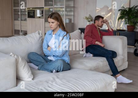 Unglückliches verheiratetes Paar nach einem schrecklichen großen Streit zusammen auf dem Sofa im Wohnzimmer. Stockfoto