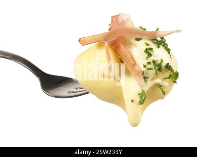 Isolierte italienische Tortellini-Nudel mit Parmaschinken Stockfoto