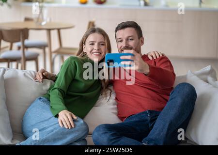 Glückliches verheiratetes Paar, das Selfie macht, Foto für Eltern, Bild für Profil in sozialen Netzwerken Stockfoto