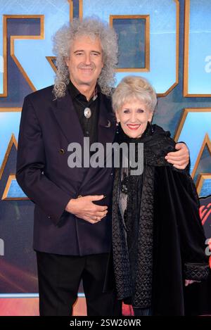 Brian May und Anita Dobson nehmen am 24. April 2017 an der britischen Vorführung von Guardians of the Galaxy Vol. 2 im Eventim, Hammersmith, London, Vereinigtes Königreich Teil Stockfoto