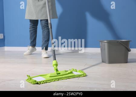 Frau, die den Boden mit Mikrofaser-Mopp innen reinigt, Nahaufnahme Stockfoto