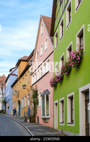 Bezaubernde farbenfrohe Häuser entlang der Kopfsteinpflasterstraße von Rothenburg ob der Tauber im Frühling Stockfoto