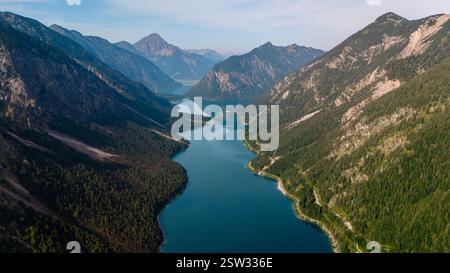 Atemberaubender Blick aus der Luft auf den Plansee, umgeben von majestätischen Bergen in Österreichs Natur Stockfoto