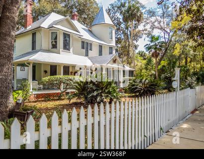 Das Simonton House, um 1910, ist ein Haus im Queen Anne Style mit einer umlaufenden Veranda in der Stadt Micanopy im Alachua County in Fklorida USA Stockfoto