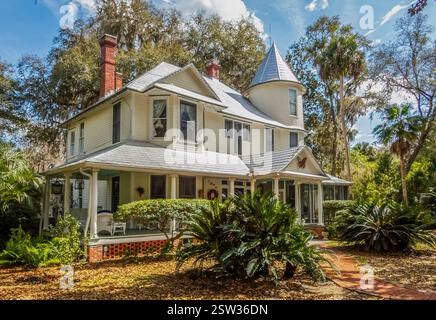Das Simonton House, um 1910, ist ein Haus im Queen Anne Style mit einer umlaufenden Veranda in der Stadt Micanopy im Alachua County in Fklorida USA Stockfoto