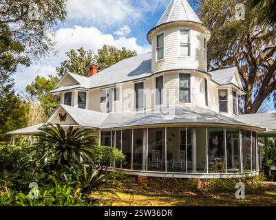 Das Simonton House, um 1910, ist ein Haus im Queen Anne Style mit einer umlaufenden Veranda in der Stadt Micanopy im Alachua County in Fklorida USA Stockfoto