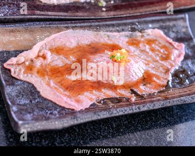 Wagyu-Rindfleisch-Sushi mit Orangenebiko Stockfoto