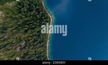 Atemberaubender Blick aus der Luft auf den ruhigen Plansee in Österreich, umgeben von üppig grünen Landschaften Stockfoto