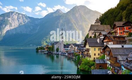Das charmante Dorf Hallstatt am See, Österreich, sonnt sich an einem ruhigen Nachmittag im goldenen Sonnenlicht Stockfoto