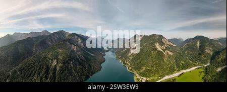 Atemberaubender Blick aus der Luft auf den ruhigen Plansee, umgeben von den majestätischen österreichischen Alpen Stockfoto