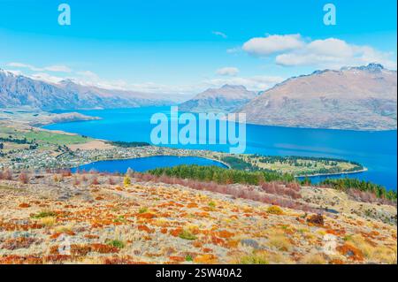 Lake Wakatipu und The Remarkables, Hochwinkelblick, Queenstown, Südinsel, Neuseeland Stockfoto